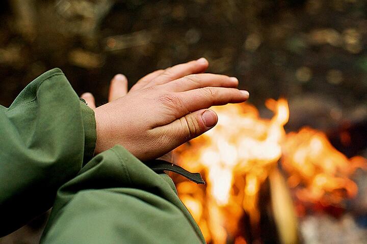 Hemmeligheten ved å kunne fyre opp bål i all slags vær er gode forberedelser og trening.
